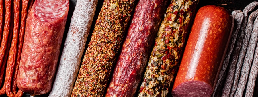 Auswahl an Salami und Dauerwurst
