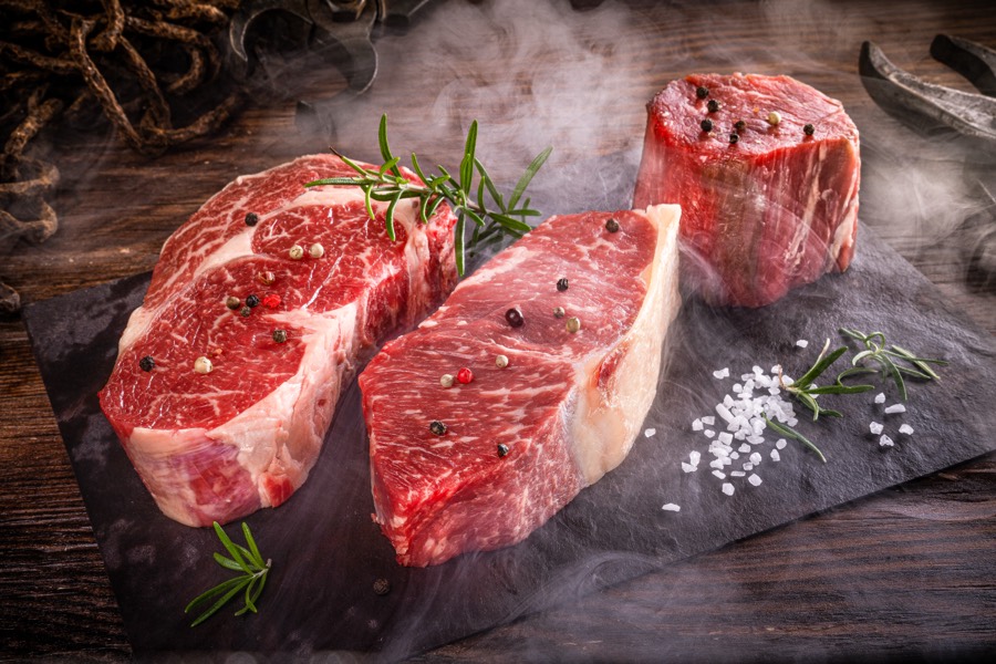Rohe Steaks mit Rosmarin