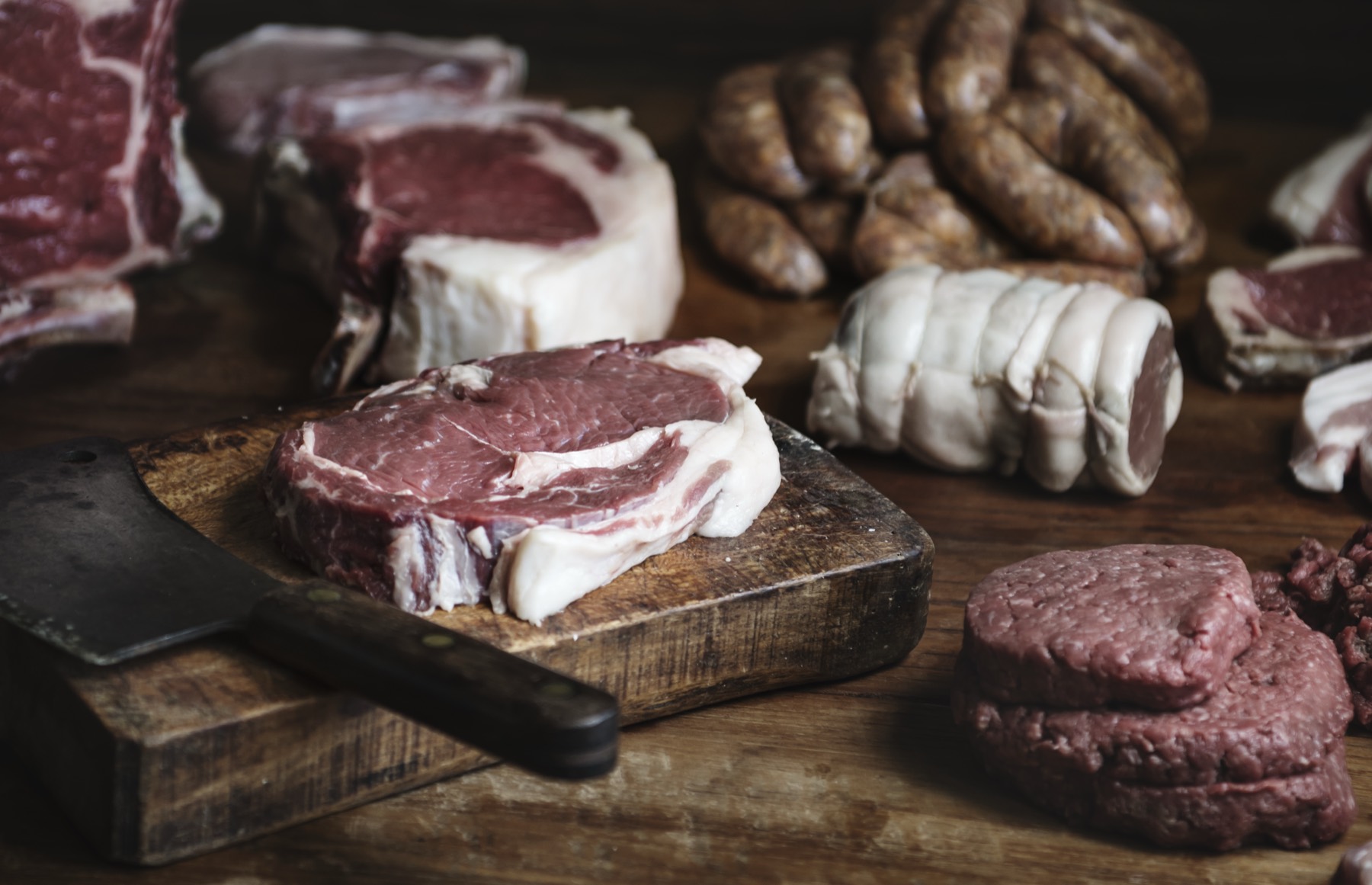 Fleisch- und Wurstspezialitäten auf einem Holzbrett